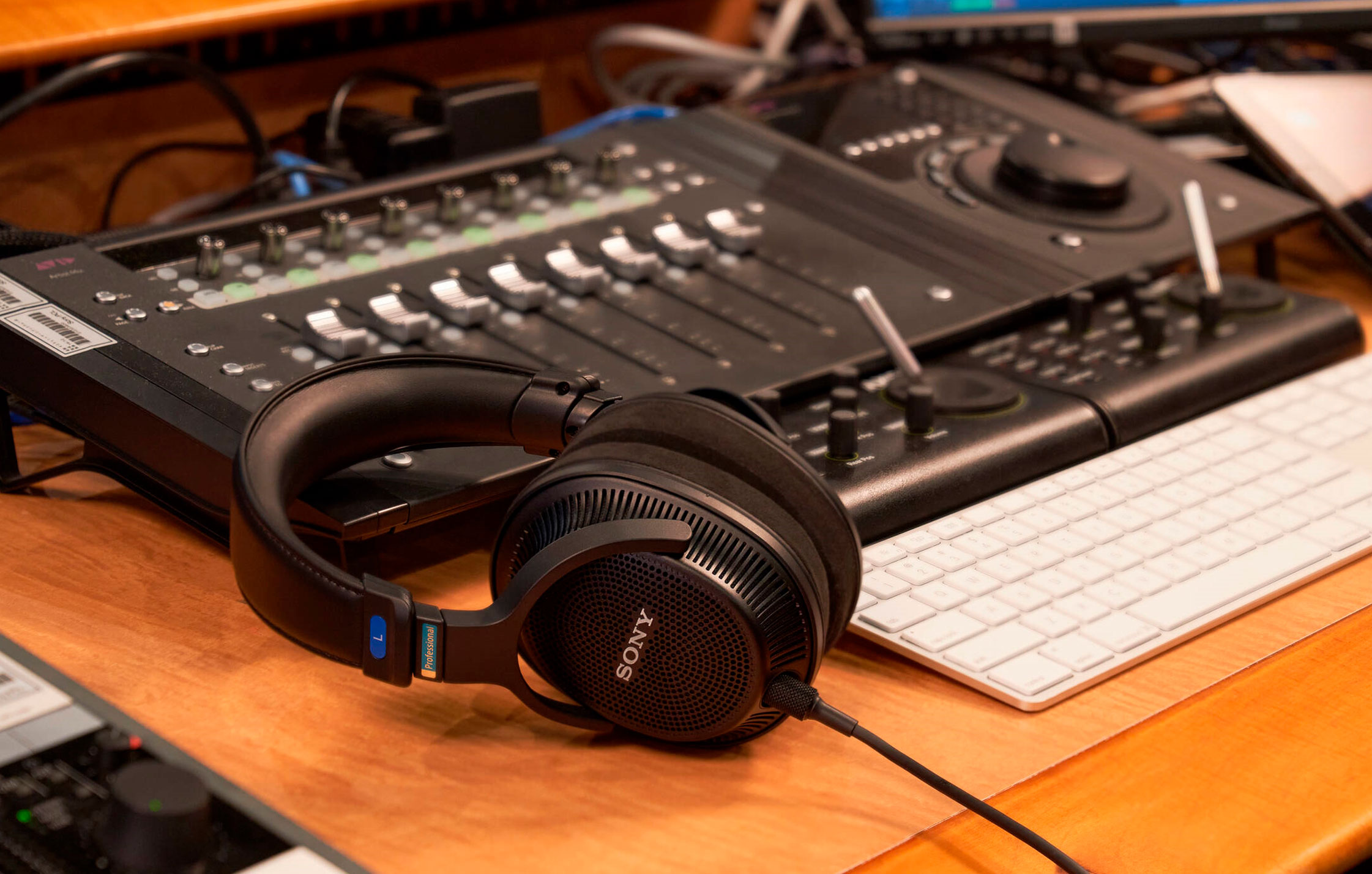 НОВЫЕ МОНИТОРНЫЕ НАУШНИКИ ОТКРЫТОГО ТИПА SONY MDR-MV1
