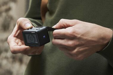 SONY DSC-RX0M2G ФОТОАППАРАТ С РУЧКОЙ ДЛЯ СЪЕМКИ VCT-SGR1 купить в официальном интернет-магазине Sony в Москве